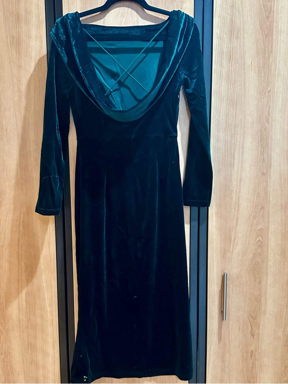 Elegant Long-Sleeve Velvet Dress in Deep Green